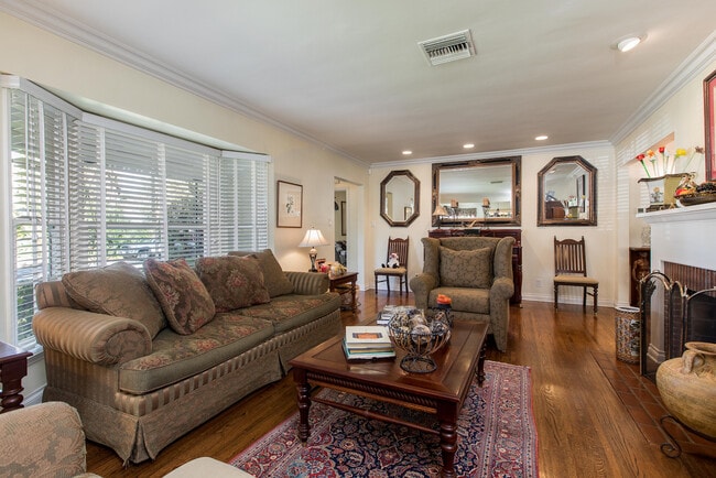 Living Room-Reverse - 5440 Ben Ave