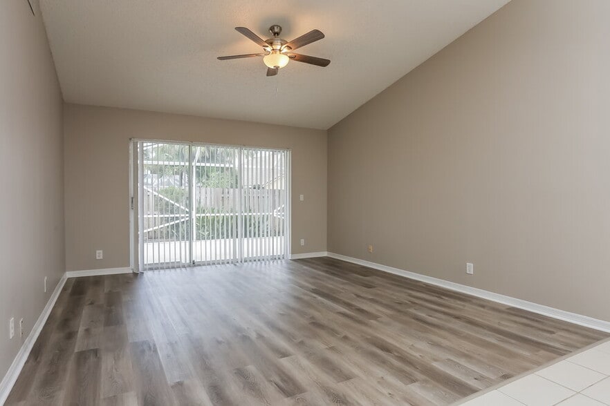 Building Photo - 11117 Lakeaire Cir