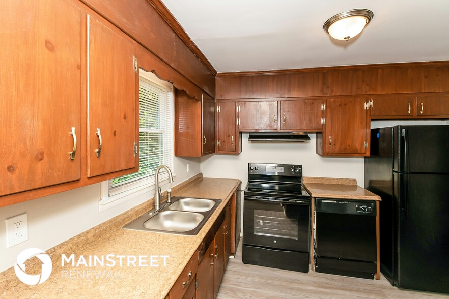 Building Photo - 565 Camellia Rd