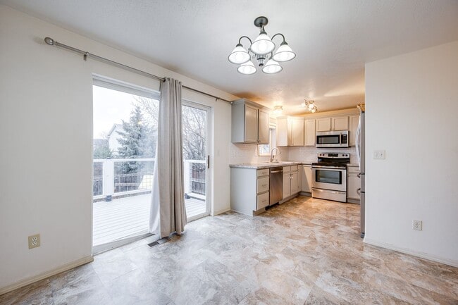 Building Photo - MOVE-IN SPECIAL! Bright & Spacious 4-Bedroom Home in One of Pullman’s Most Desirable Neighborhoods