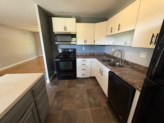 Building Photo - Bi-Level House for Rent in Ellettsville, IN