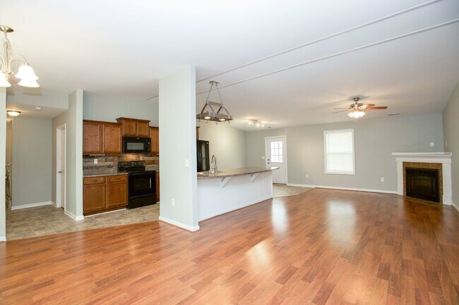 Building Photo - "Charming 3 Bed, 2 Bath Home in Spring Lak...