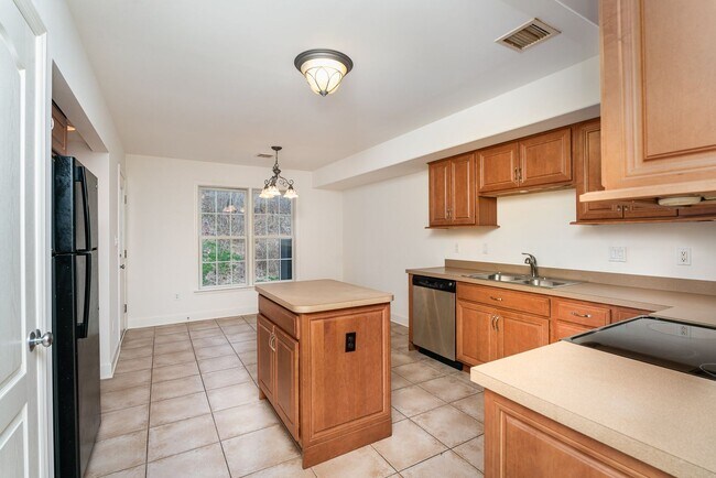 Building Photo - Welcome to this 3 bedroom, 2.5 bathroom to...