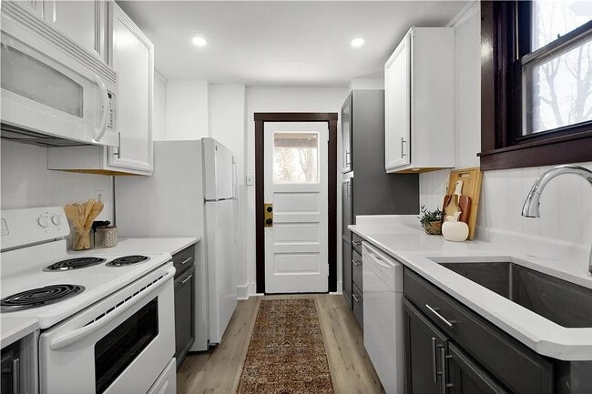 Building Photo - 3 bed 1 bathroom - central air, outdoor sp...