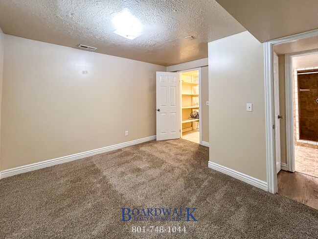 Building Photo - Great 5 Bed Now Available in Riverton