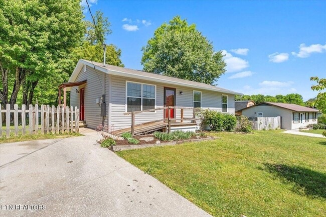 Building Photo - 5917 W Pine Ln