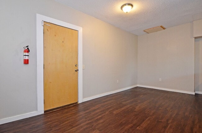 Building Photo - Updated 1-Bedroom Unit - Available Now!