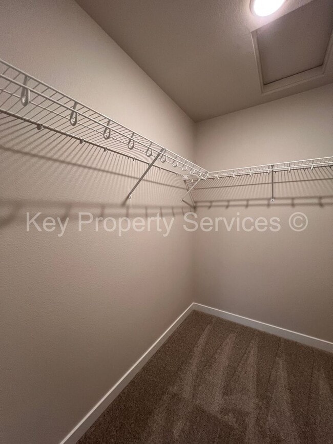 Building Photo - Newer Townhome in North Vancouver/Ridgefield