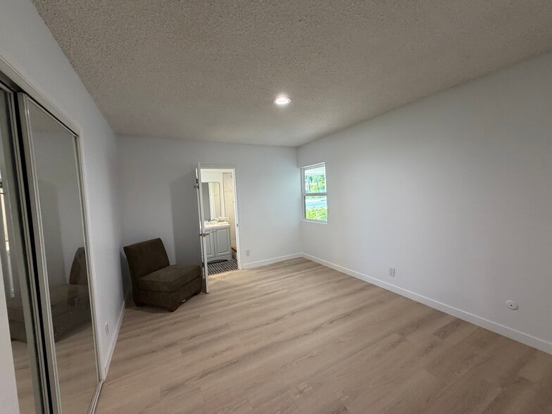 Building Photo - 9660 Vanalden Ave