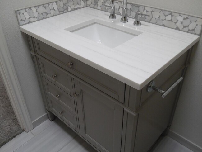 Building Photo - Wonderfully Remodeled Duplex Near River Cr...