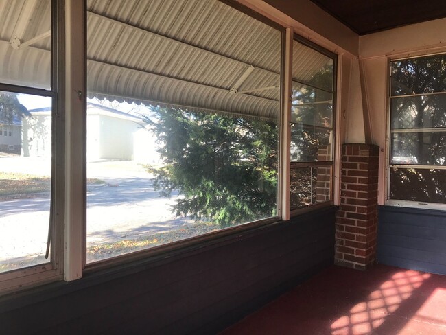 Building Photo - Cute 2 bedroom house $995