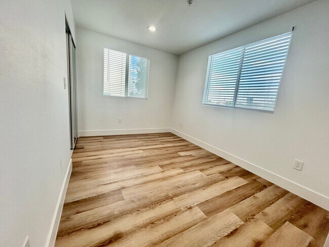 Building Photo - NewB La T 8418