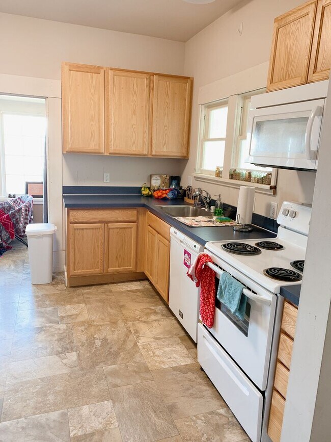 Building Photo - 1021/1023 High St