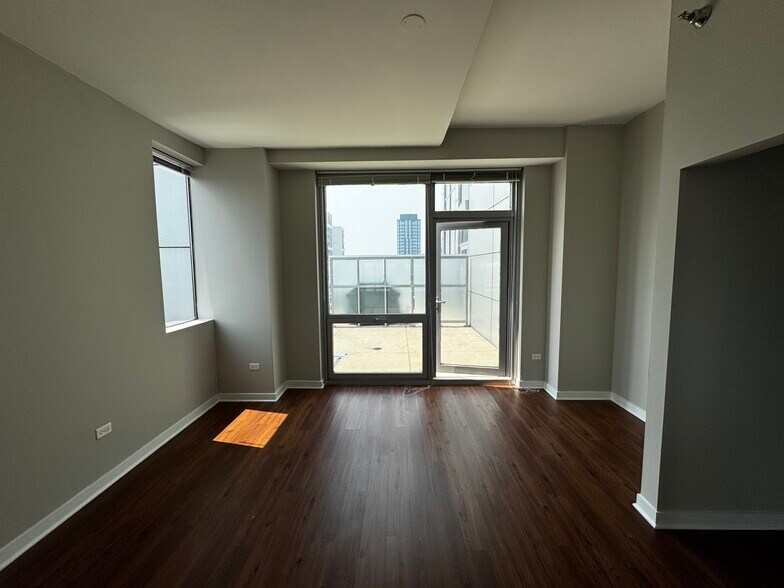 Building Photo - 732 S Clark St