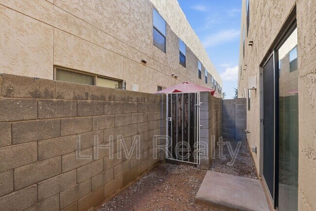 Building Photo - 15818 N 25th St