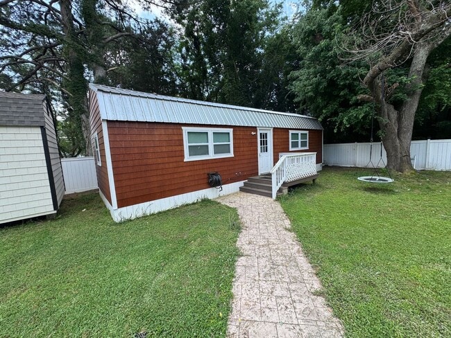 Building Photo - Beautiful Executive Home with High End Upg...