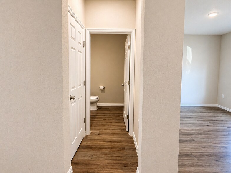 Building Photo - 1305 Current Pl