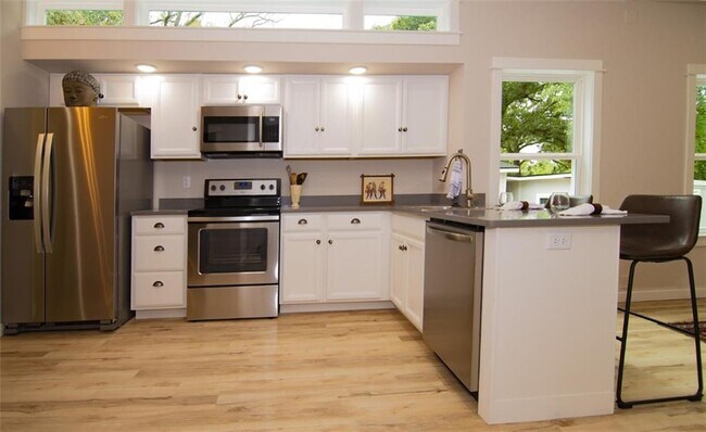 Building Photo - 1579 S Duncan Ave