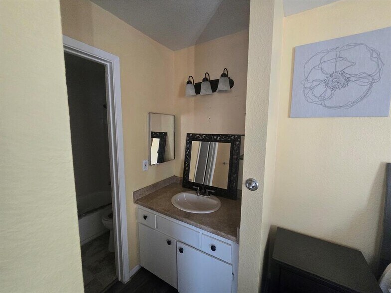 Building Photo - 2626 Holly Hall St