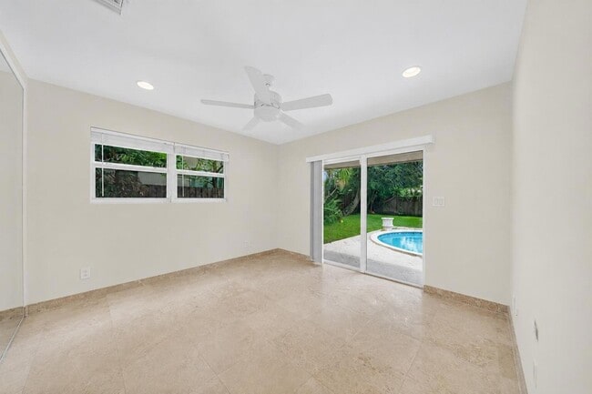 Building Photo - 4021 Bayview Dr
