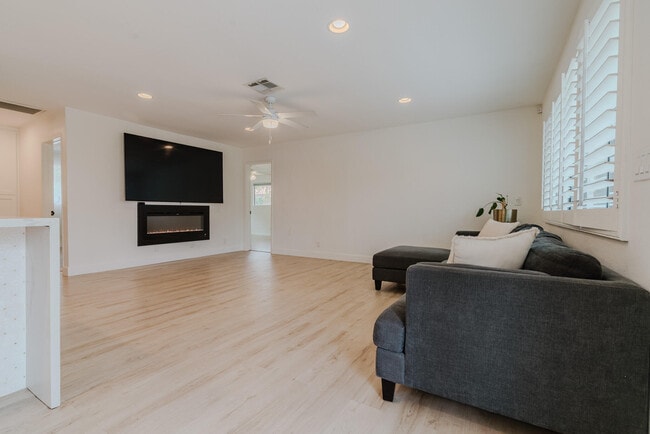 Building Photo - 52801 Avenida Alvarado