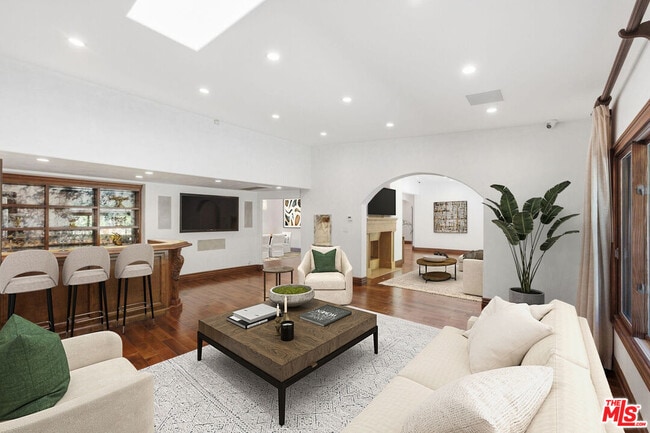Building Photo - 2108 San Ysidro Dr