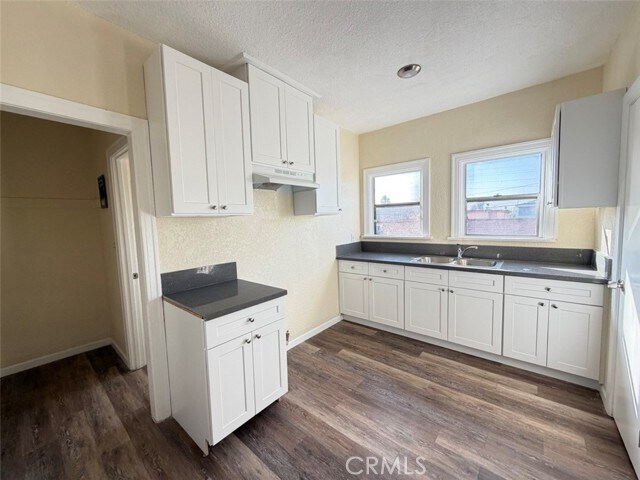 Building Photo - 932 W 74th St