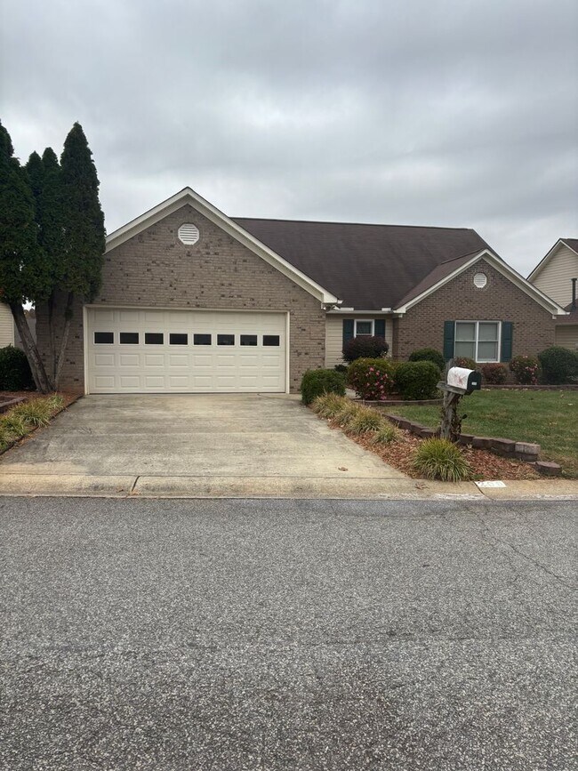 Building Photo - 2 Bedroom Salisbury Home