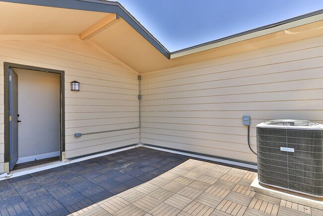 Building Photo - 3 Bed/ 3Bath townhome with Roof top Deck!