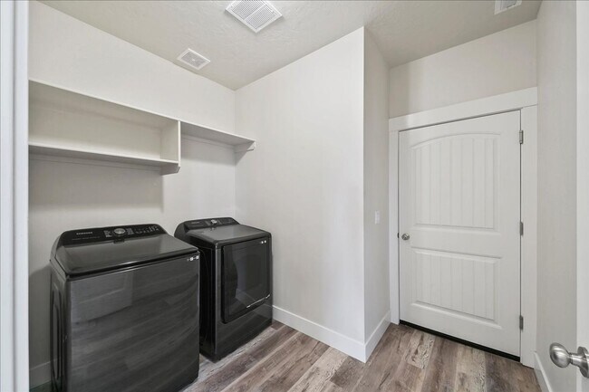 Building Photo - Spacious 3 Bed, 2.5 Bath Rental in Homedal...