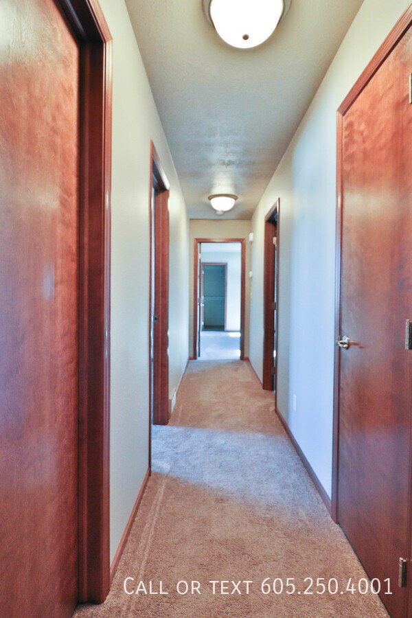 Building Photo - Sensational 2 bedroom Town Home in Harrisb...