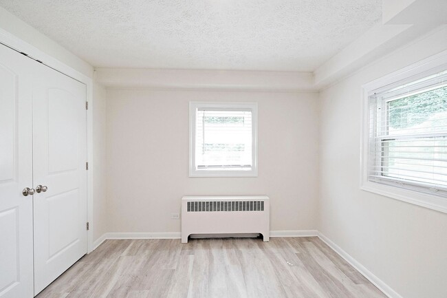 Building Photo - Student & Dog-Friendly Apartment Near UVA & Downtown