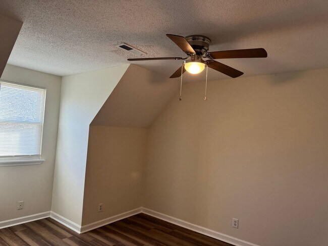 Building Photo - Cape Cod with 3 Bed/2 Bath with Basement!