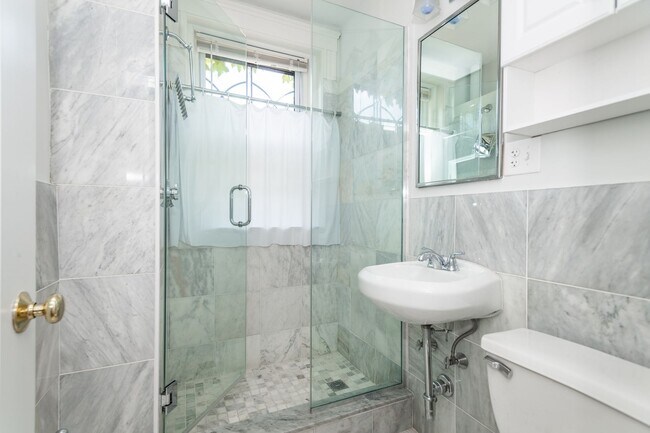 Building Photo - Great Studio in perfect location! Laundry in building.