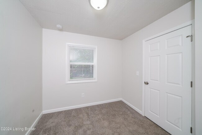 Building Photo - 323 S 43rd St