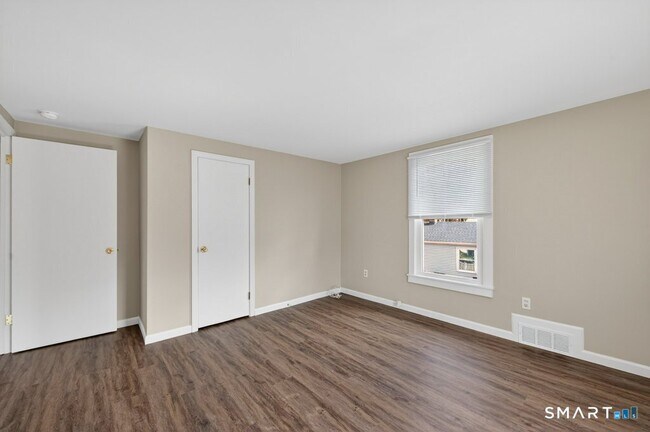 Building Photo - 121 Milldale Ave