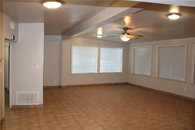 Building Photo - 740 Santa Clara Dr
