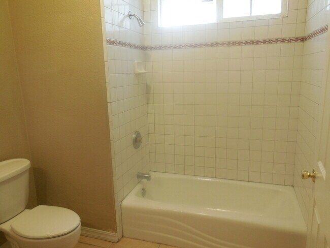 Building Photo - 3 Bedroom / 1 Bath House