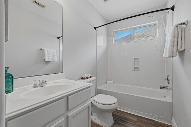 Building Photo - 1427 Hade Falls Ln