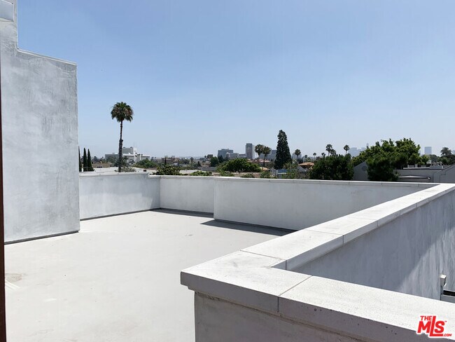 Building Photo - 859 S Lucerne Blvd