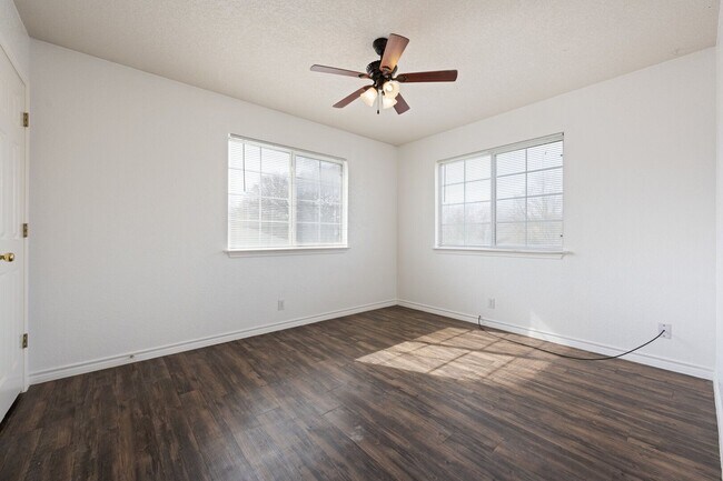 Building Photo - 203 Tamara Dr