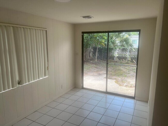 Building Photo - 2410 SW 44th Ave