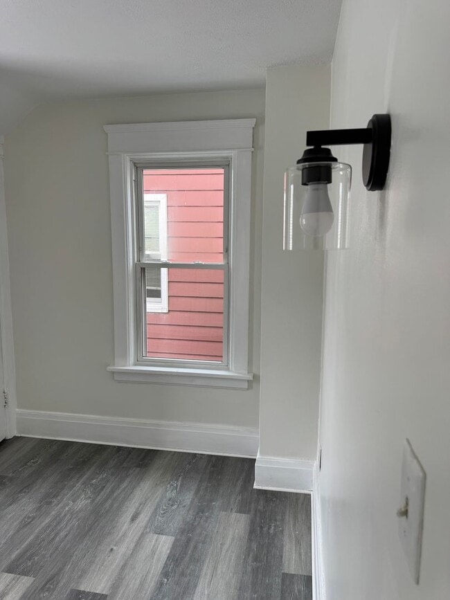 Building Photo - Single Family Home 3 bedroom 1 bath new paint flooring with basement fenced in yard