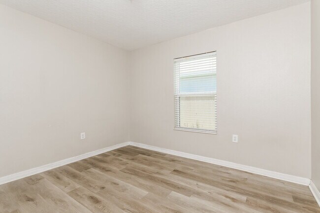 Building Photo - 295 Lake Lucerne Way