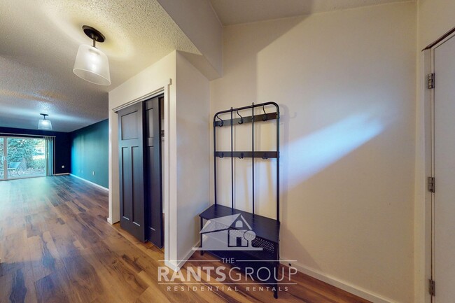 Building Photo - Lovely and spacious townhouse with a 1-car...