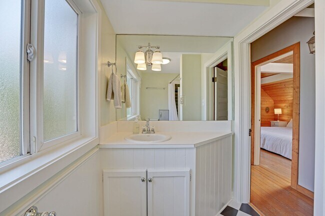 Building Photo - Phenomenal QA Home!
