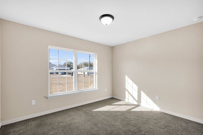 Building Photo - Large 4 Bedroom Rental!