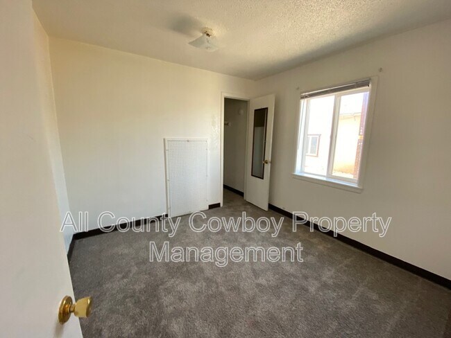 Building Photo - 864 N 5th St