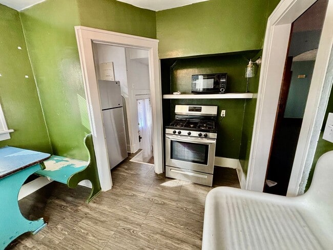 Building Photo - 847 S 60th St