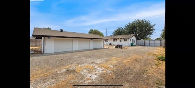 Building Photo - Single Story Home With Acreage